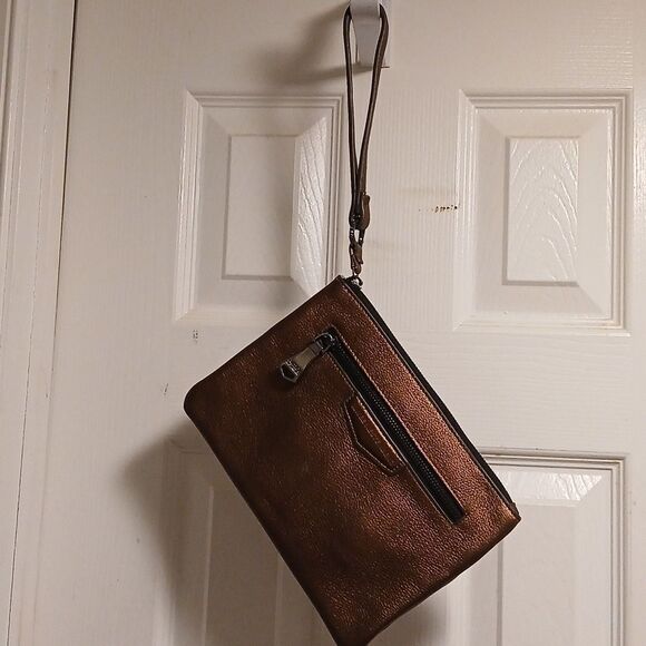 Aimee Kestenberg metallic leather wristlet w.chargers - Picture 1 of 6